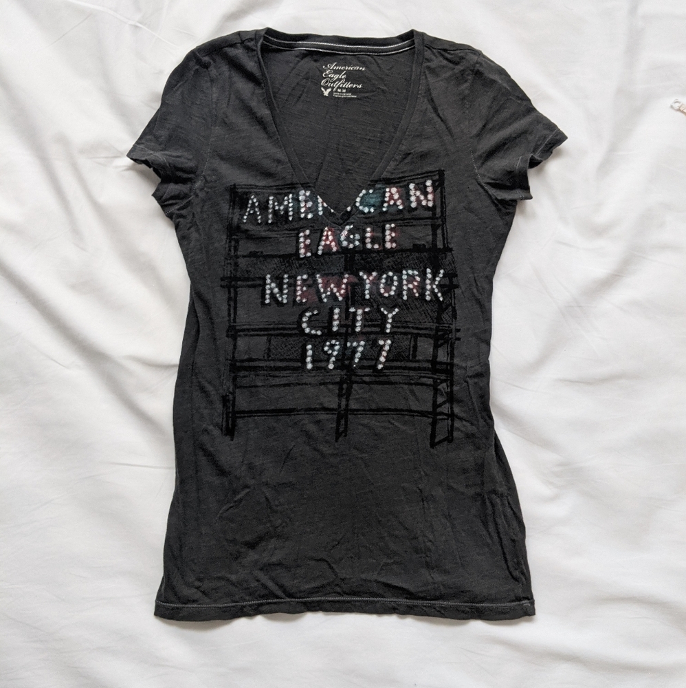 American Eagle Outfitters V-Neck Graphic T-Shirt Medium